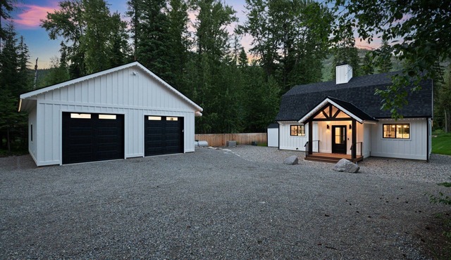 Charming River Cottage w/AC, Deluxe HotTub,WiFi in Bonners Ferry on the Border! in Bonners Ferry