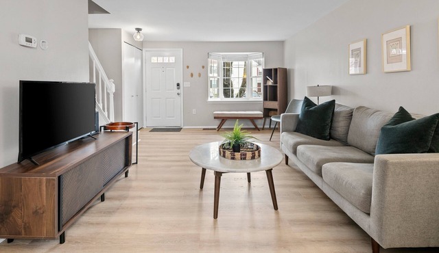 ClintonCrest: Private Yard & Near DC in Sterling