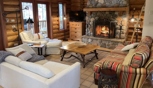 Cozy Buffalo Cabin that sleeps 22. Base of Kicking Horse! in Golden