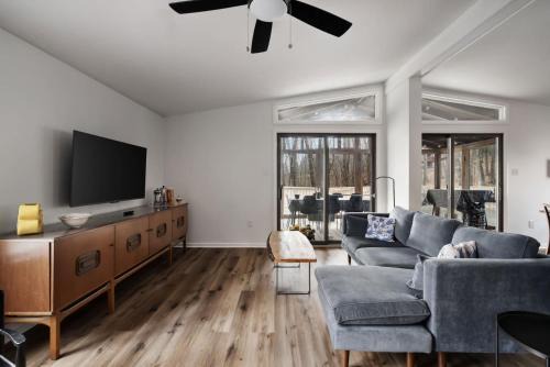Cozy cabin w deck & grill, dog-friendly, trails in Berkeley Springs