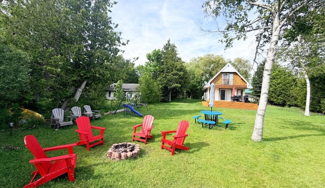 Cozy Lakefront Cottage - Canoeing, Fishing, Swimming & Firepit in Colborne