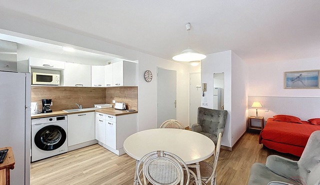 Cozy Studio with Terrace, Near Thermes & Downtown, Pet Friendly + WiFi, Lamalou-les-Bains in Lamalou-les-Bains