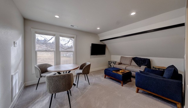 Cozy, upstairs, fully remodeled 1-bedroom apartment. With AC and WiFi in Sheridan