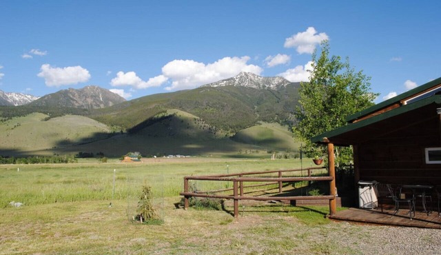 Dexter Peak cabin, elegantly rustic near YNP/Chico in Livingston