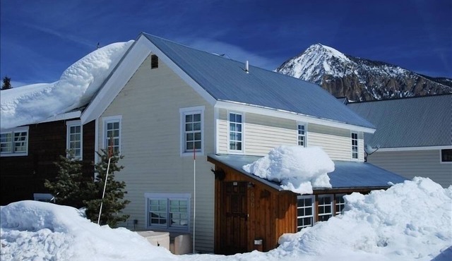 DOWNTOWN. 1 block to everything. Walk. Hot Tub. Clean. Check out the reviews. in Crested Butte