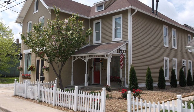 DOWNTOWN INDY HOME IN HISTORIC LOCKERBIE SQUARE - 7 BLOCKS FROM CITY CENTER! in Indianapolis