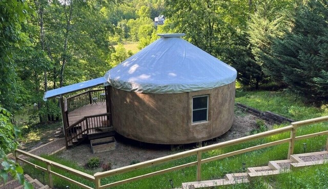 Earth-Yurt Haven outside of Asheville: peaceful mountain vibes in Old Fort