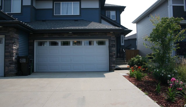 Entire Large|3BHome|King Bed| with A/C |Mins to WEM in Edmonton