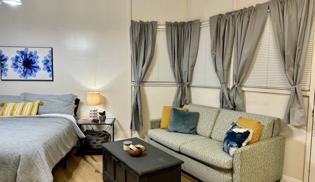Executive Center Studio with Kitchenette, secure building pool, FREE PARKING in Honolulu