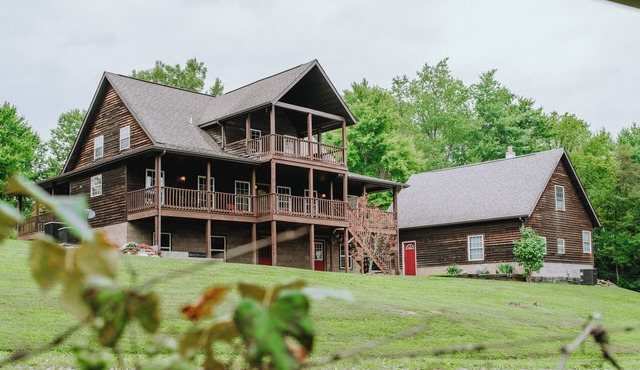 Experience nature at your doorstep! Four bedroom cabin near Hocking Hills in Hamden