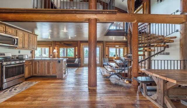 Family-Friendly Chalet:BBQ, WiFi,Games& Mtn Views! in Coram