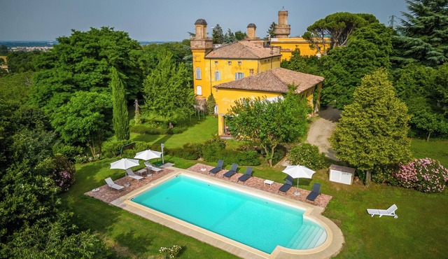 Flat in a sixteenth century villa with swimming pool and private park in Modena
