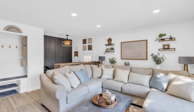 Gather in Saskatoon - Hot Tub 85" TV, Deck, Bbq, Trampoline, Games Room, 5Bdrm in Saskatoon