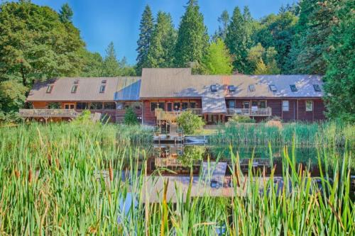 Gig Harbor Log Estate w/Classic Cars & Game Room! in Gig Harbor