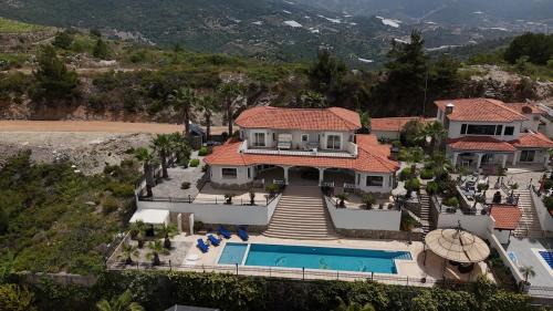 Great Villa with beatiful view and 4 bedrooms more 1000 sqm AREA in Alanya