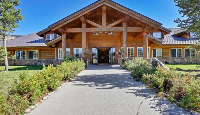 Headwaters Lodge & Cabins at Flagg Ranch in Colter Bay Village
