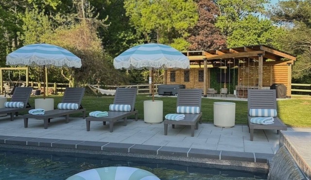 HGTV quality, private guest suite, country getaway with hot tub & fire pit in Centreville
