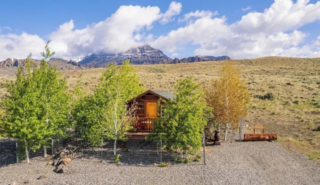 Highland Bunkhouse- Direct River Access, Mountain Views, Couples Retreat in Cody