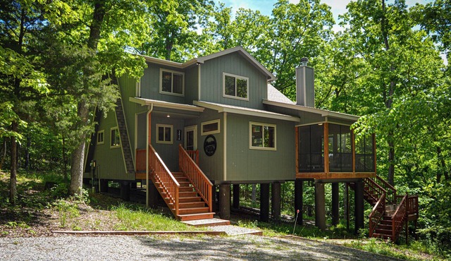 Huge Custom 4-bedroom Chalet in Innsbrook Resort - Pet Friendly! in Warrenton