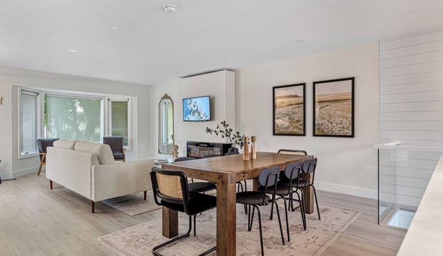 InnerCity | 4 bed 3 bath | AC | Poker | Xbox | Backyard BBQ | LRT | shops & eats in Calgary
