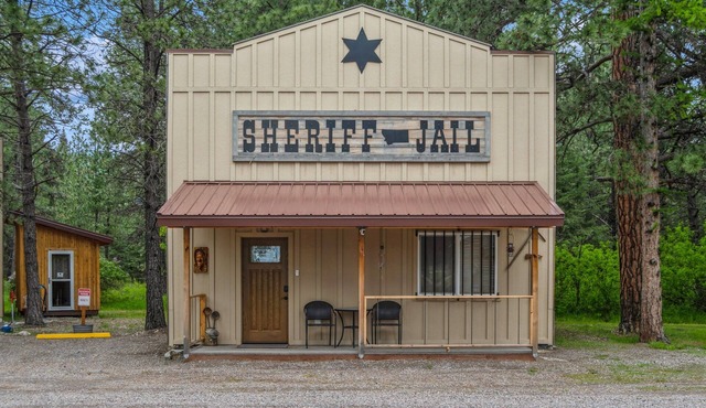 Jailhouse Cabin Old West Stay Near Glacier NP in Columbia Falls