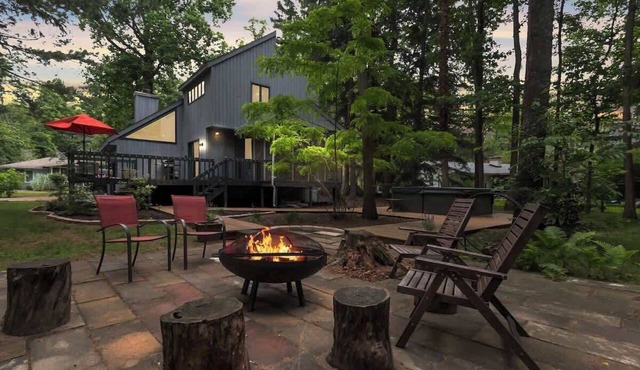 Juniper Presents: Forest Escape, Hot Tub, Fire Pit, Near the Dunes in Sawyer
