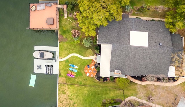 Karaoke,Arcade,Firepit,PrivateDock,Projector,Kayaks,SUP,Fishing,Massage,Mixology in Montgomery