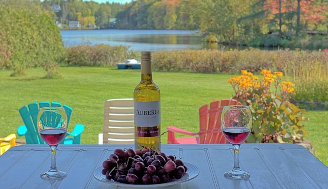 Lakeside cottage Balcony, view & family room in Saint-Gabriel-de-Valcartier