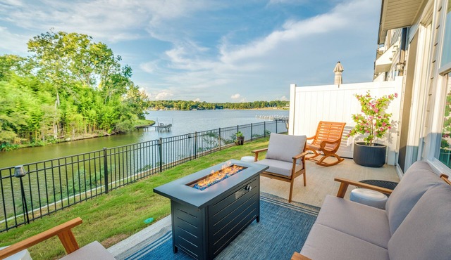 Lakefront 2 King, Coffee Bar, On Site Bar & Grill, Public Dock, Kayak Rentals in Greenwood