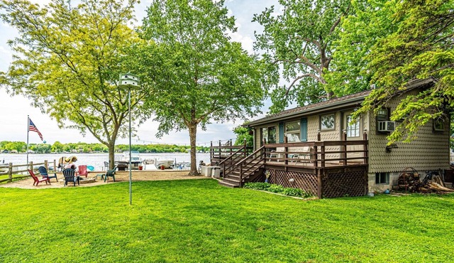 Lakefront Cottage with Gorgeous Sunsets in Fox Lake