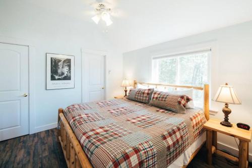 Lakefront Stunning Home, only 30 min to Sugarloaf! in New Portland