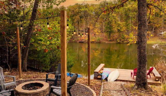 Lakefront, updated A-Frame, Hot Tub, Water Toys in Innsbrook