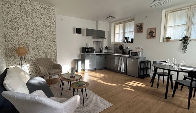 LE REFUGE DU MOULIN - 2-Bedroom Apartment in Downtown Senlis (Parking) in Senlis