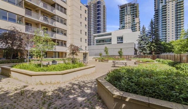 Lovely 2-Bedroom at Stampede | Free Parking in Calgary