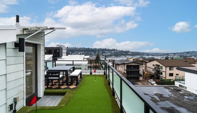 Lux Townhome w/parking and Rooftop Putting Green in Seattle