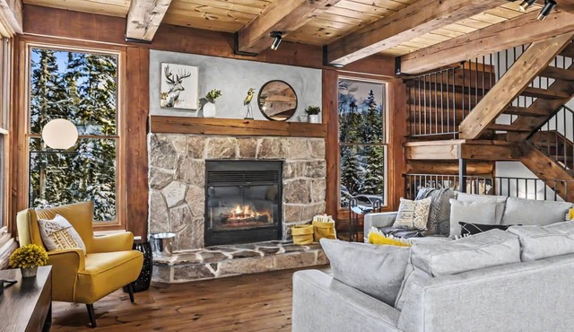 Luxe Chalet with Hot Tub & Sauna in Lac-Supérieur