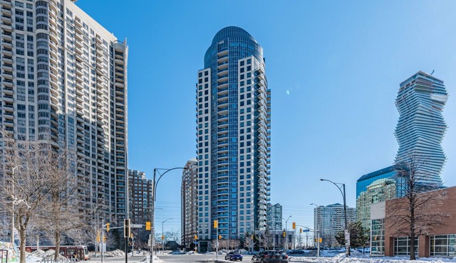 Luxurious 2 Bedroom Condo in Mississauga