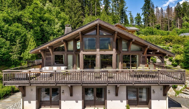 Luxurious Chalet with Panoramic Views & Hot Tub in Chamonix-Mont-Blanc