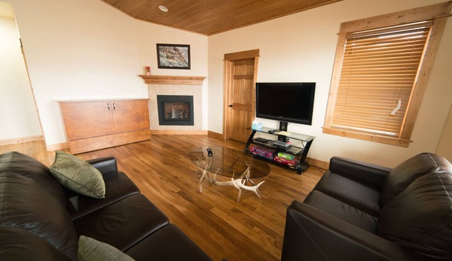 Luxurious cabin on the Yellowstone River with Pond, Five Miles from Chico in Livingston
