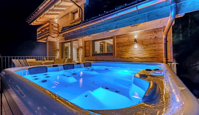 Luxurious Chalet with Sauna & Jacuzzi in Megeve with Parking in Megève