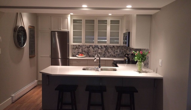 Luxurious, Executive, Quiet, Bright Private Garden Suite in North Vancouver