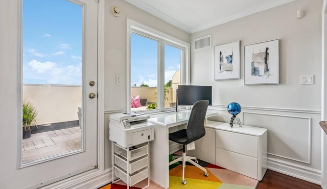 Luxurious townhome ideal for families, business travelers, and long stays. in Toronto