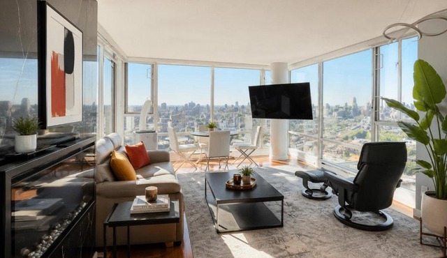 Luxury 2BR Oasis Steps from Vancouvers Best in Vancouver