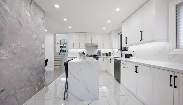 Luxury 3 BDRM Home In Toronto Ontario in Toronto