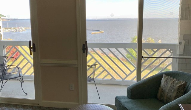 Luxury Riverfront Condo w/sunrise & sunset views in Williamsburg