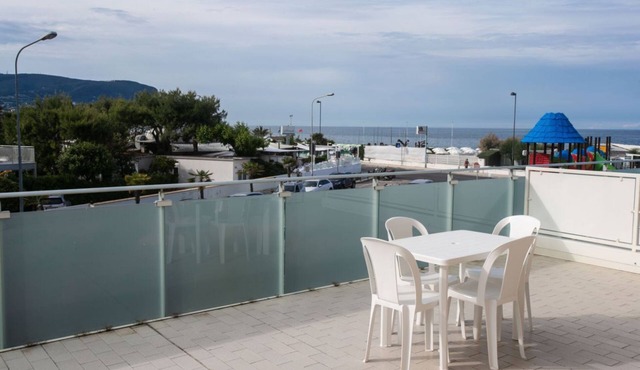 M146 - Marcelli, bilocale fronte mare con ampio terrazzo in Marcelli