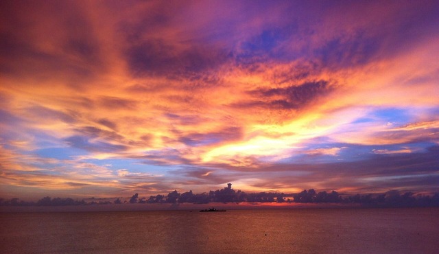 Magnificent Oceanfront Views And Spectacular Sunsets With Pool in Indian Rocks Beach
