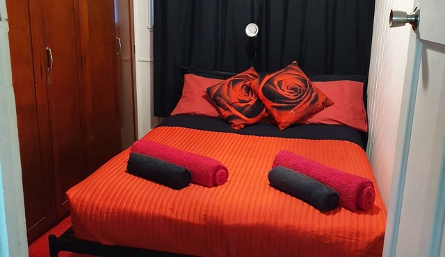 Meyenburg unit 2, fully self contained private unit, 2 DBs, 4pax in Mount Morgan