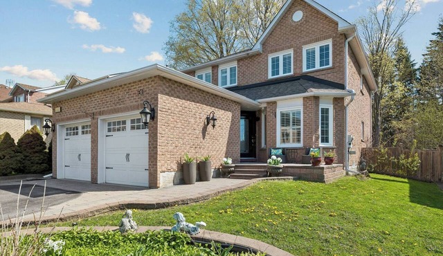 Modern Comforts, Quiet Neighborhood, free 02 parking in Pickering