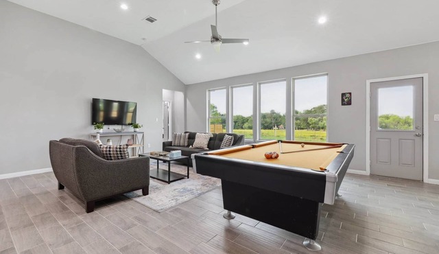 Modern Escape In Cedar Creek in Cedar Creek